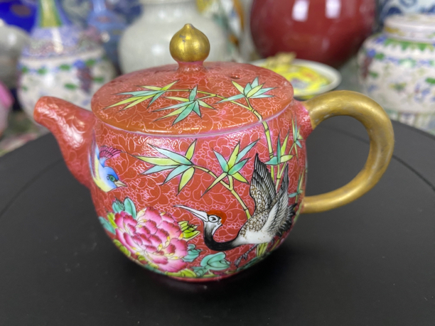 轧道粉彩描金手把壶