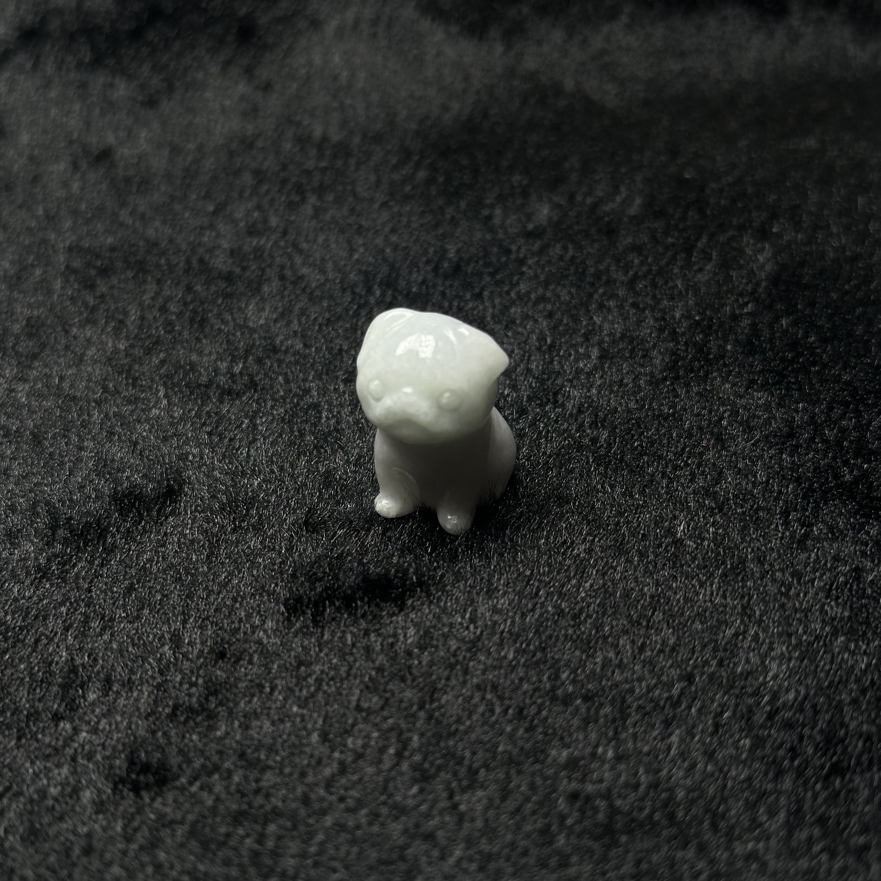 巴哥犬憨憨的 翡翠摆件