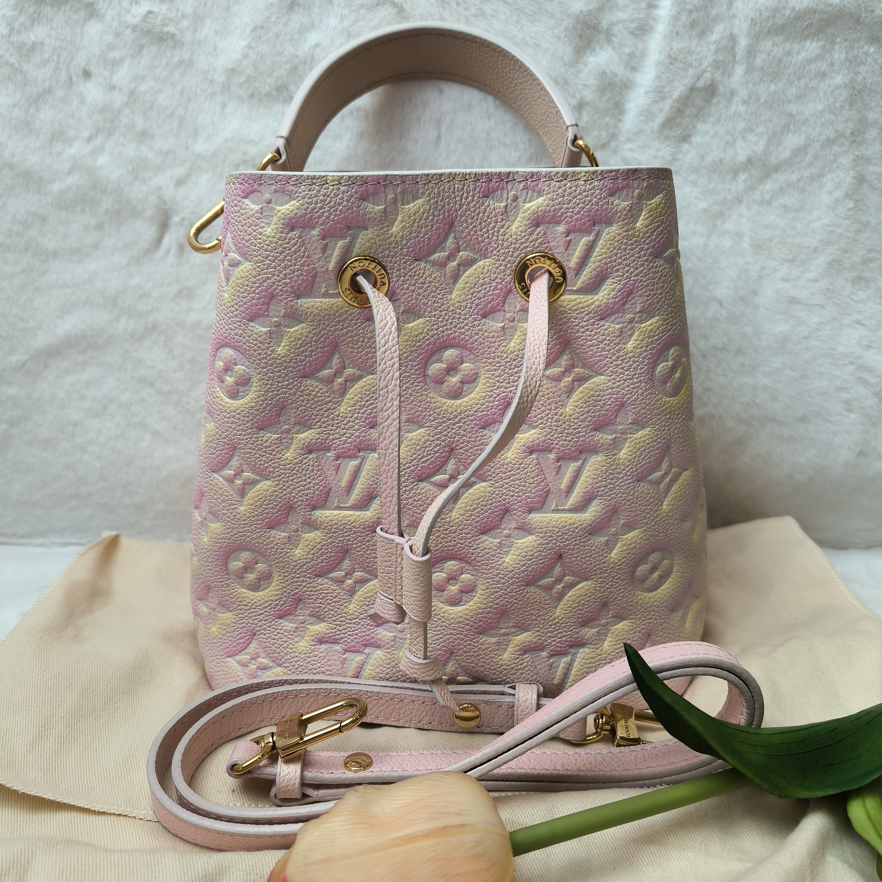 95新 LouisVuitton/路易威登 魔镜/LV粉色渐变小水桶包sy/330017