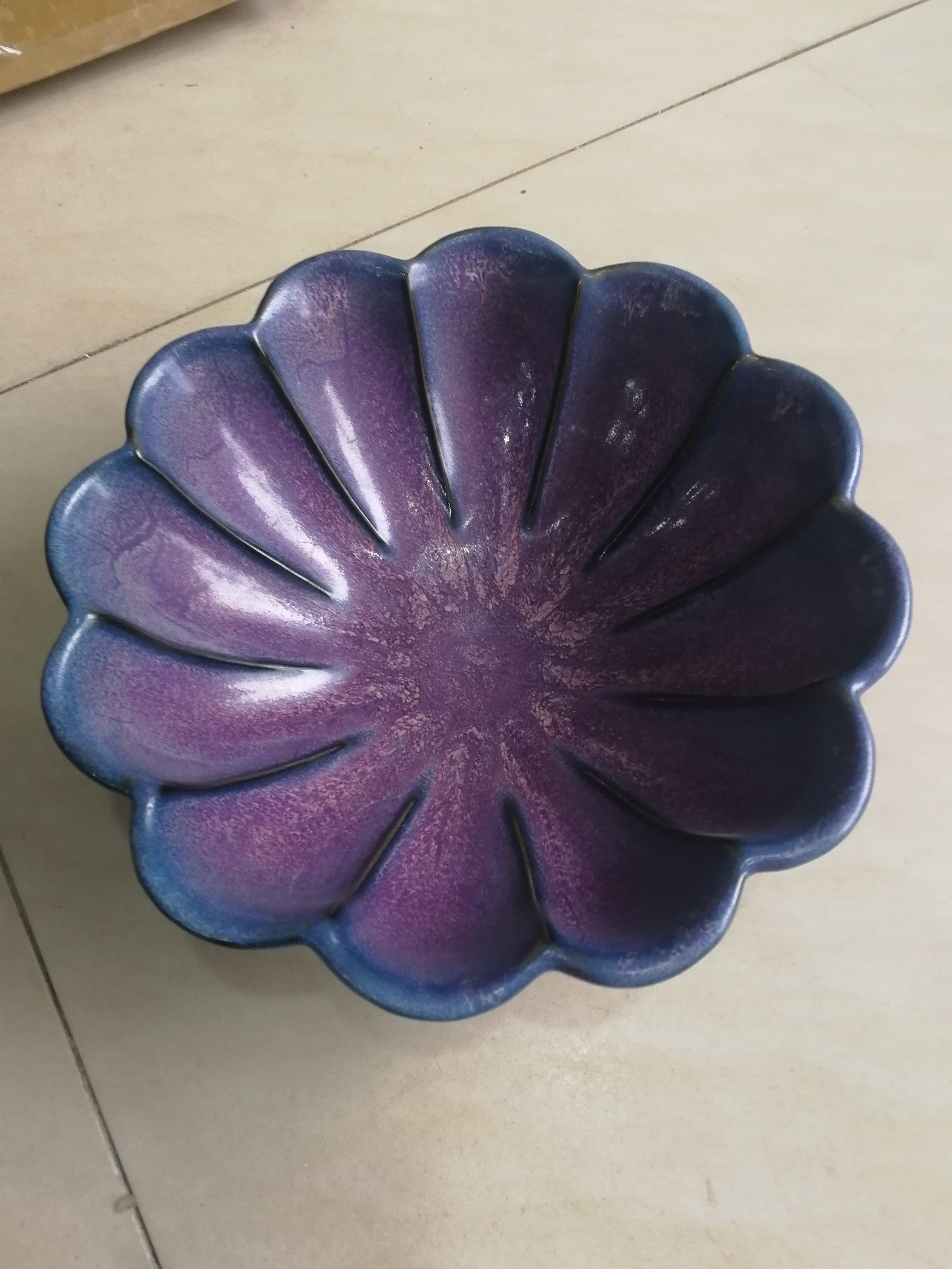 钧窑玫瑰紫釉花口碗