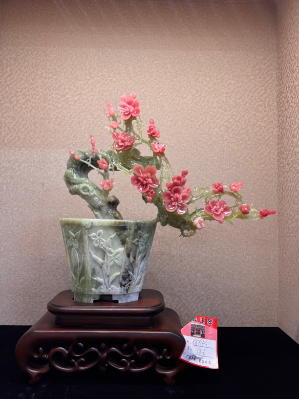 天然岫玉梅花摆件。