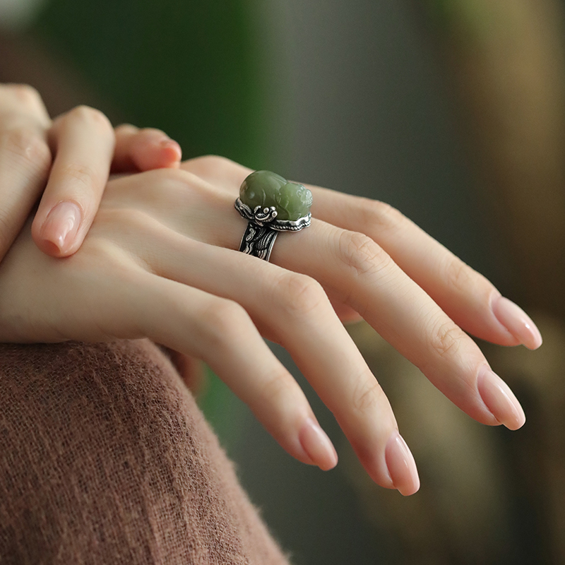 <晶贵坊>足银复古做旧做黑和田玉貔貅祥鹿戒指设计感深浅不一