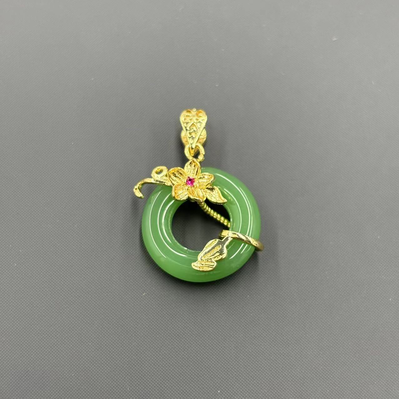 【符老板】y2331-国风设计款金宝绿东陵玉甜甜圈吊坠-赠礼盒-赠链