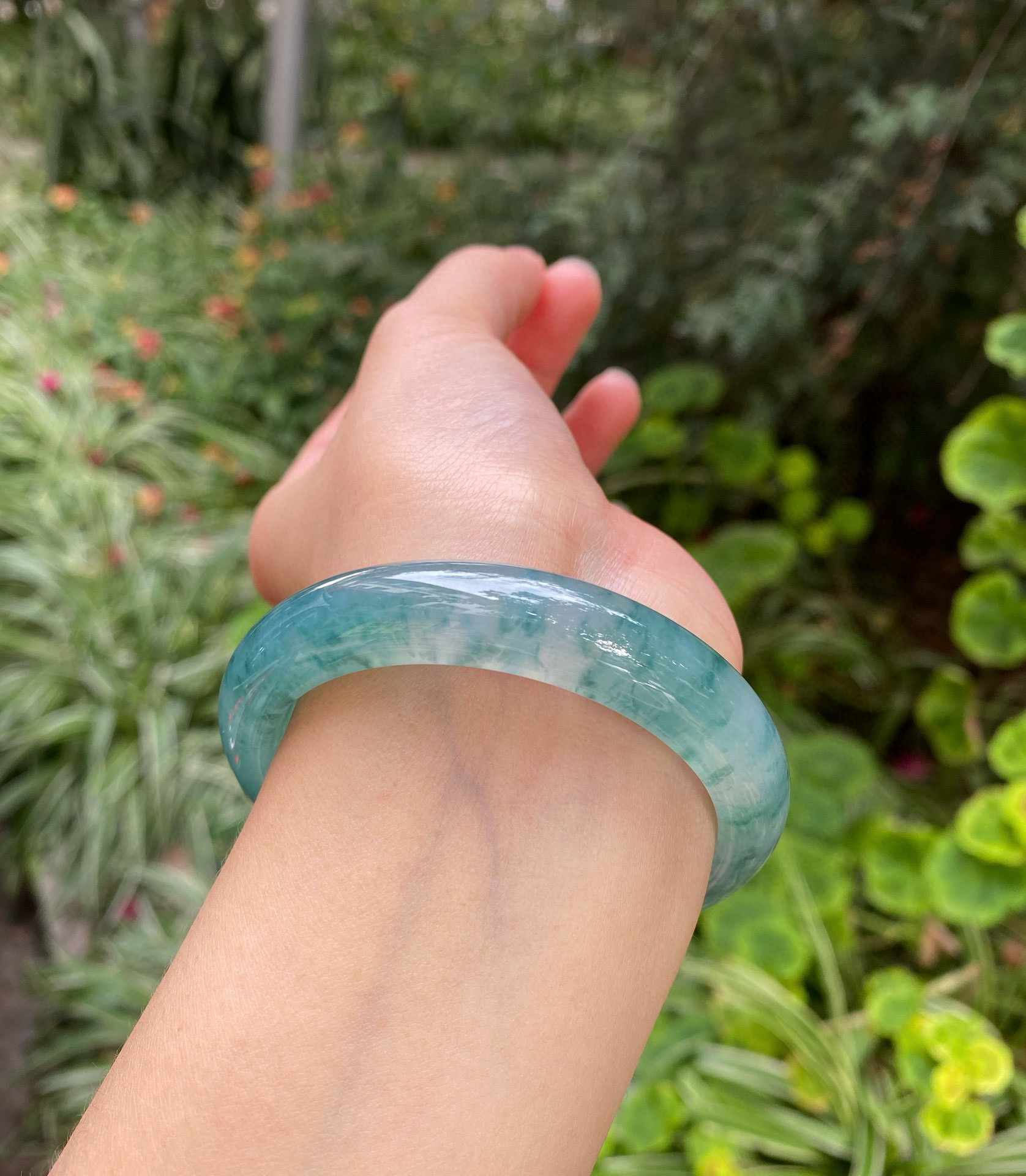 天然缅甸翡翠高冰绿色白手镯飘花玉镯翡翠色浅绿