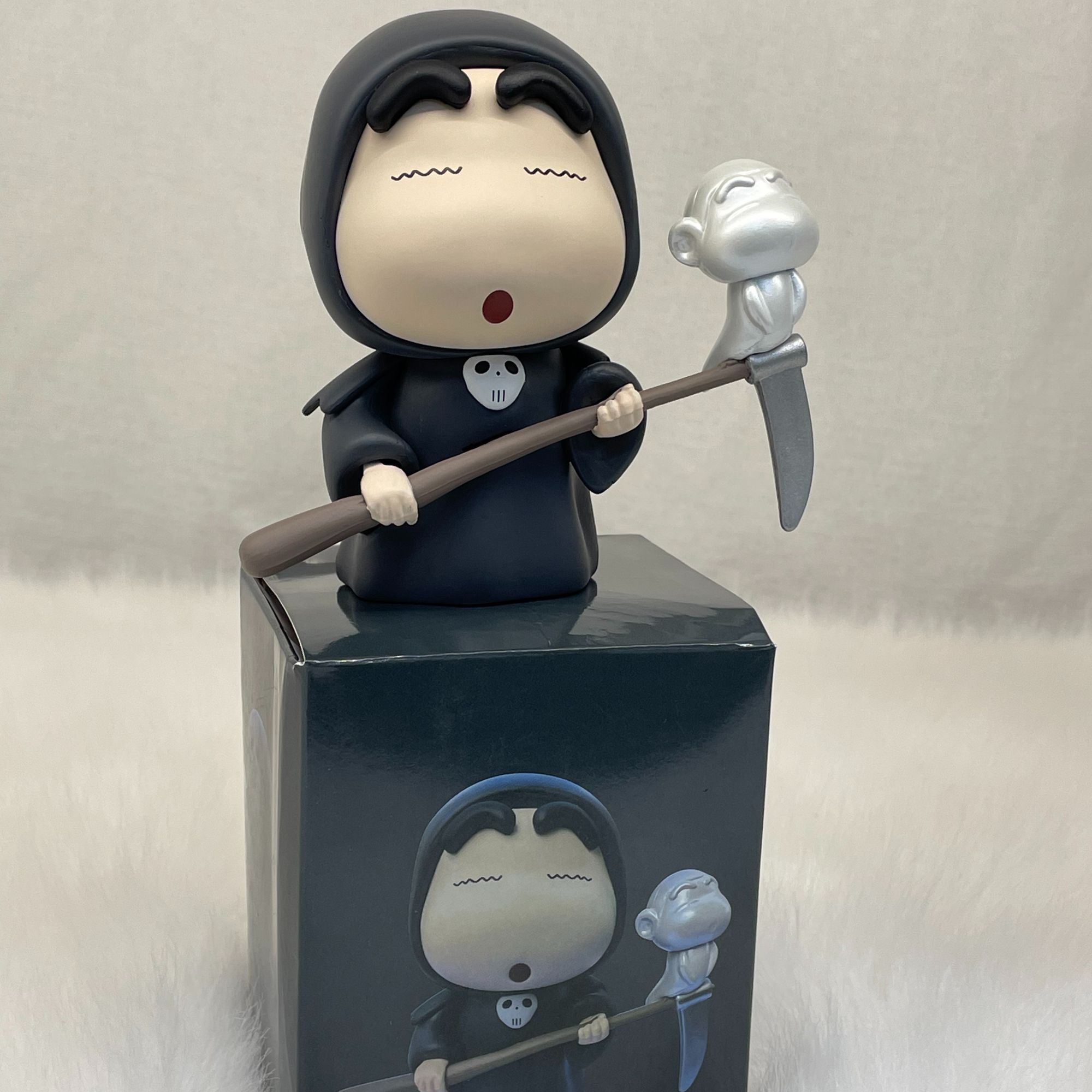 10cm蜡笔小新手办死神桌面摆件工位搭子车载中控装饰创意潮玩礼物