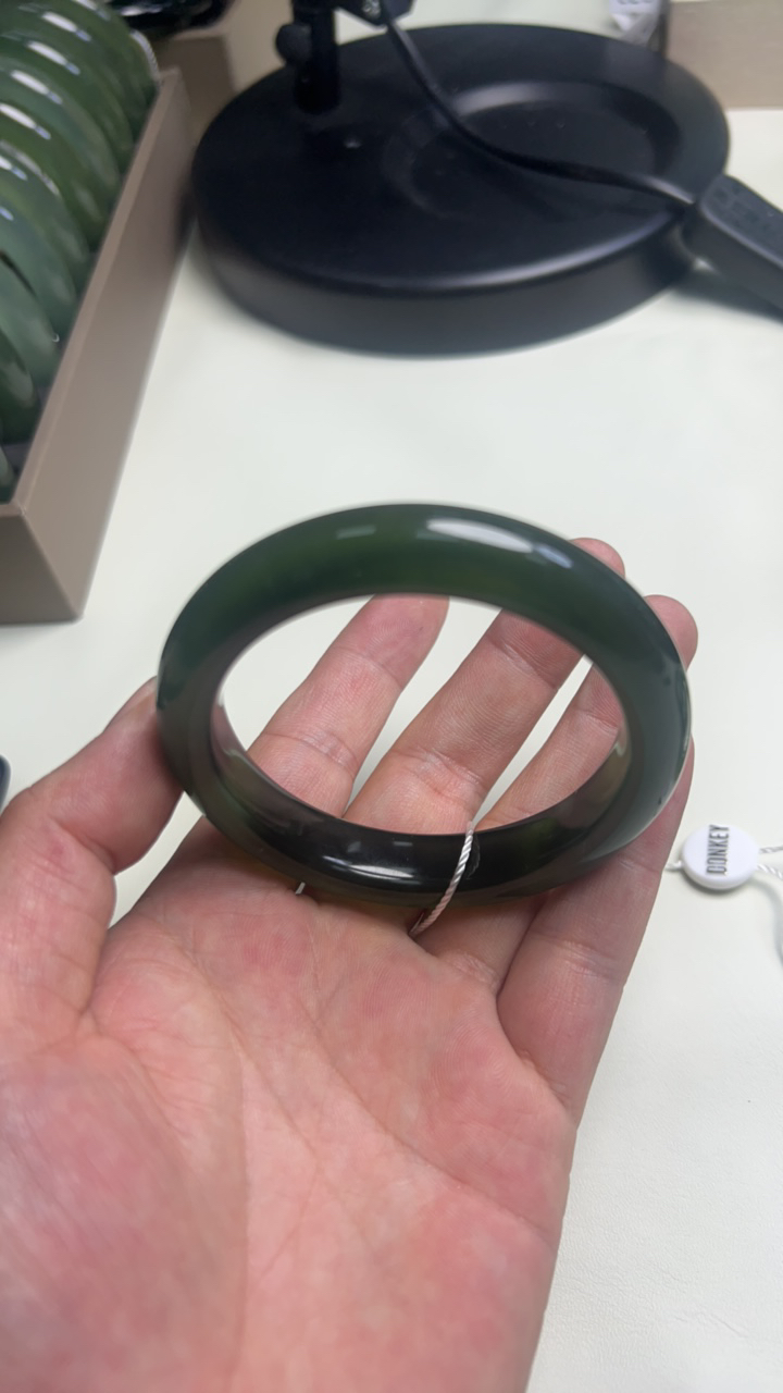 岫玉手镯，深绿色，有包容绵，