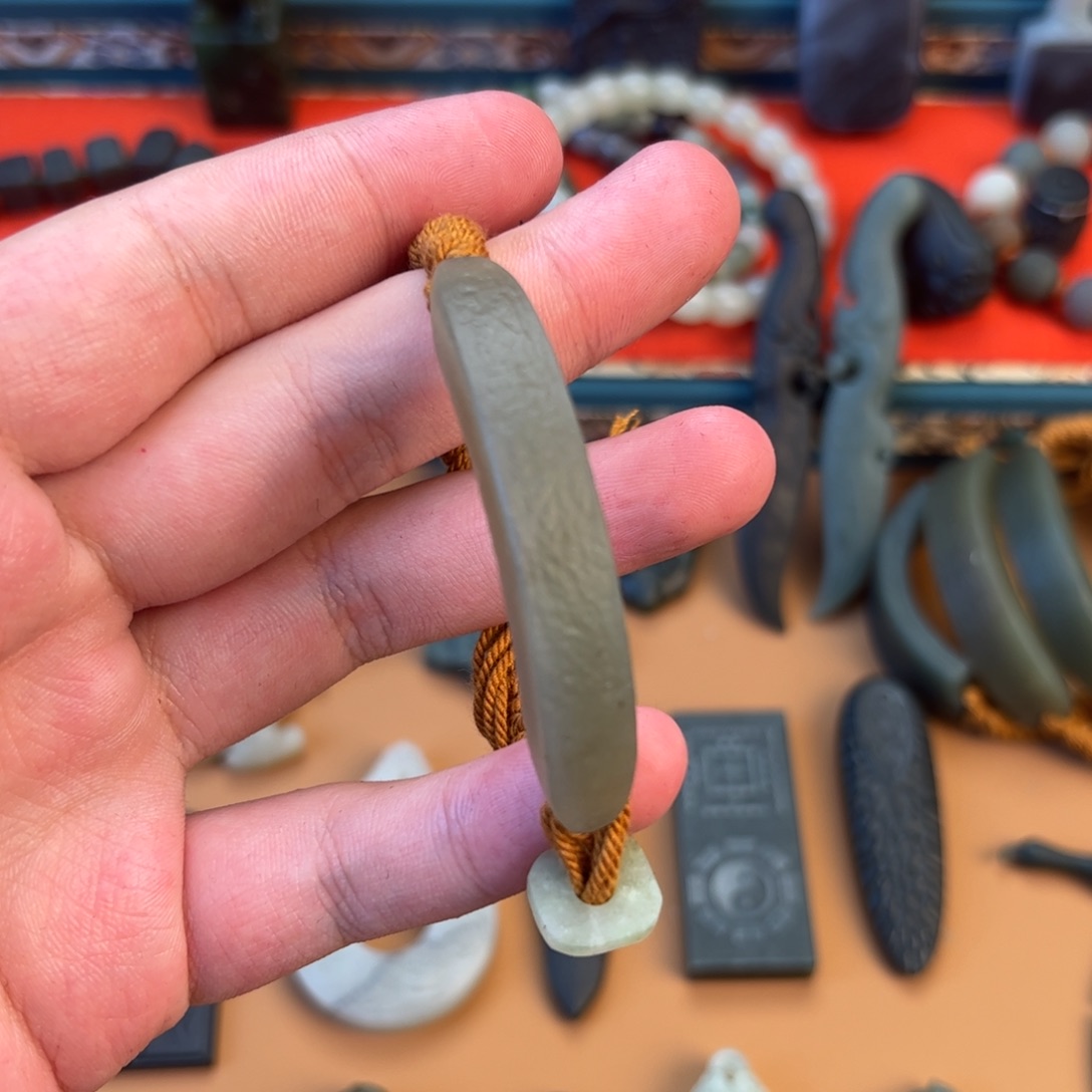 和田玉颈饰未镶嵌小****)