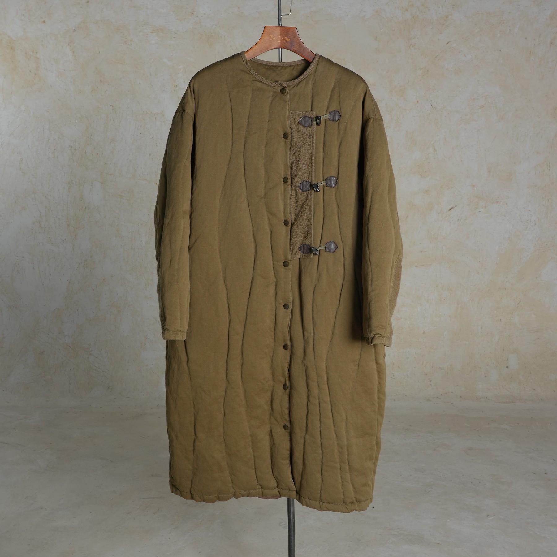 几见 原创冬款新品圆领复古牛角扣保暖中长款新中式W34924