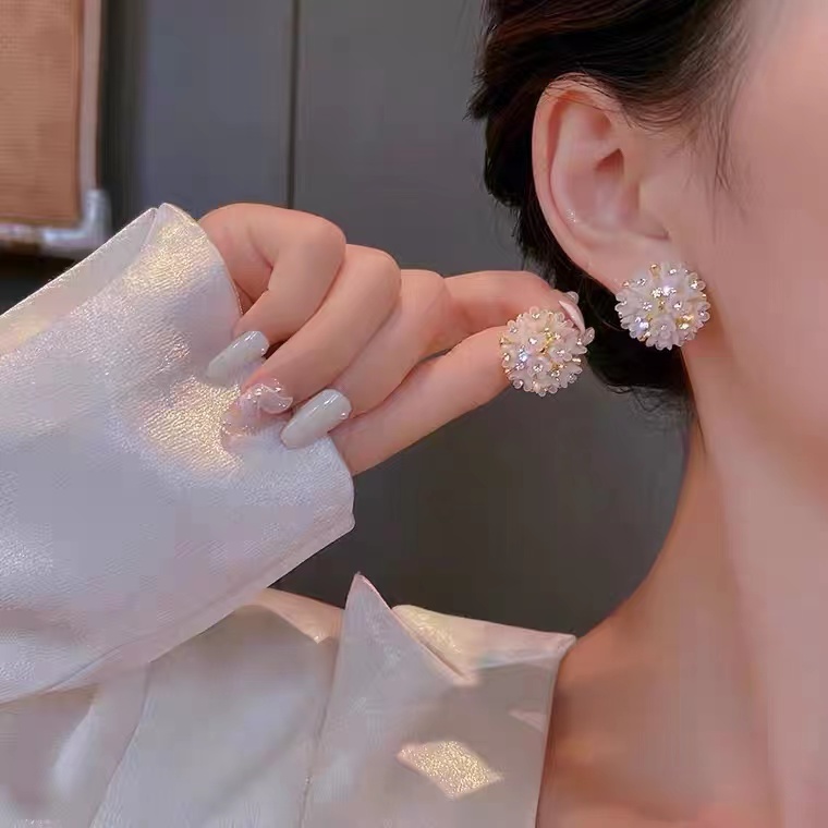 铜合金耳饰 【白色花球】气质小香风轻奢法式简约清新甜美耳钉311