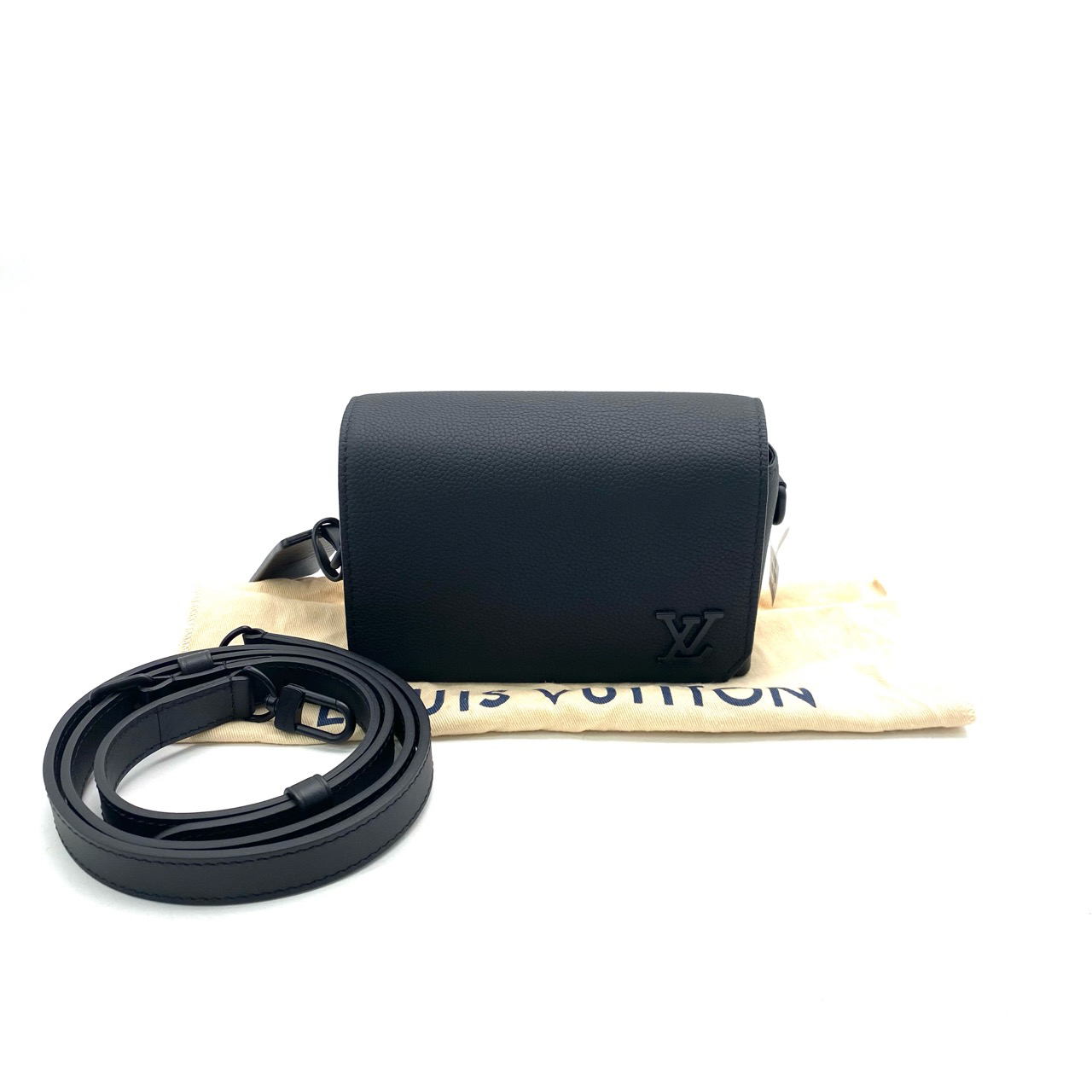 99新 LouisVuitton/路易威登 新款黑色全皮mini斜挎包 尺寸17/12