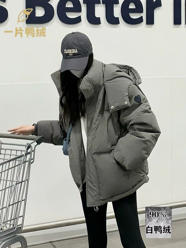 鸭鸭灰色爱心羽绒服女短款2023新款小个子白鸭绒面包服加厚宽松外
