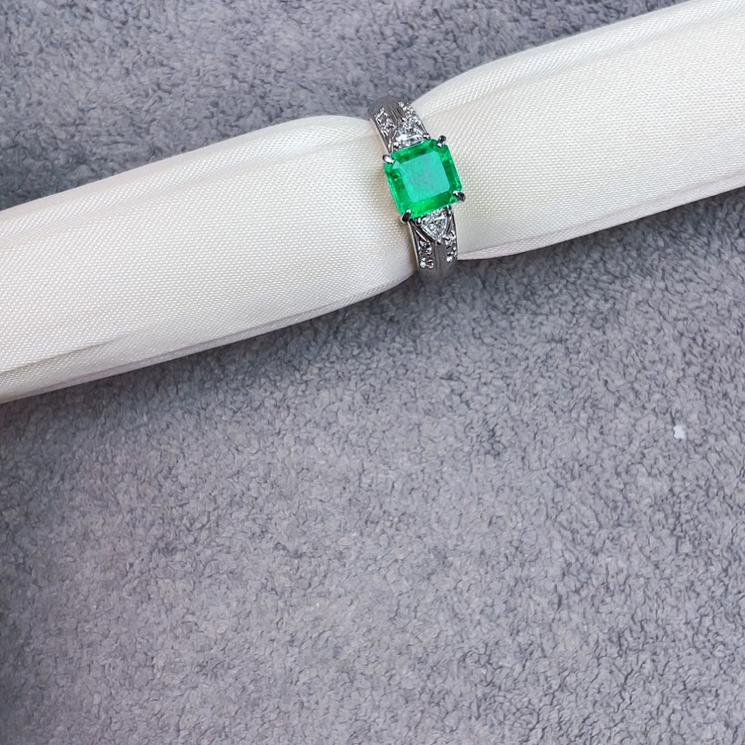 祖母绿戒指铂Pt900镶嵌一枚