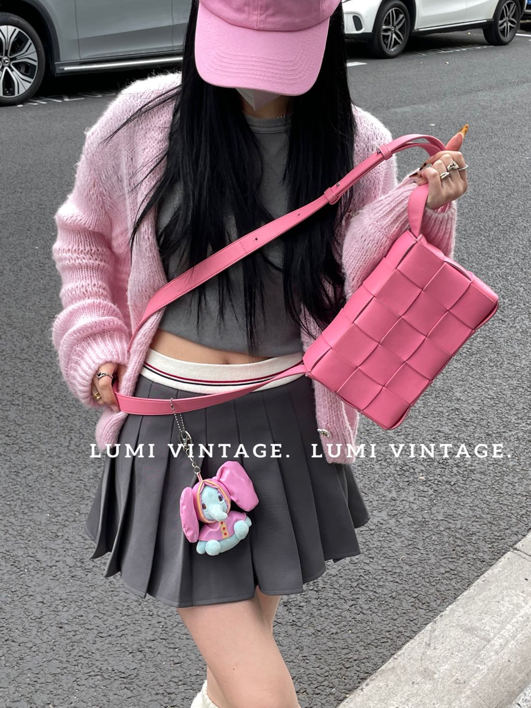95新 BOTTEGA VENETA/葆蝶家 粉色15格编织邮差包87760136