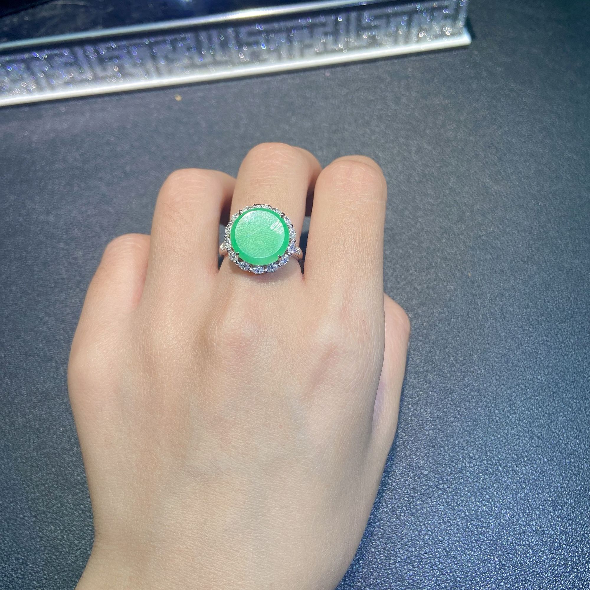 18k金镶嵌缅甸A货翡翠(不含链)