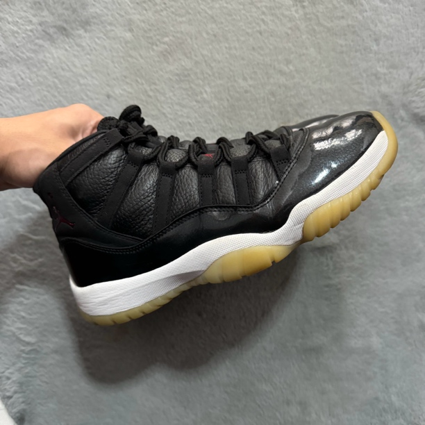 42码 aj11大魔王 90新 鞋底磨损小 鞋面很新 气垫完好 中古篮球鞋