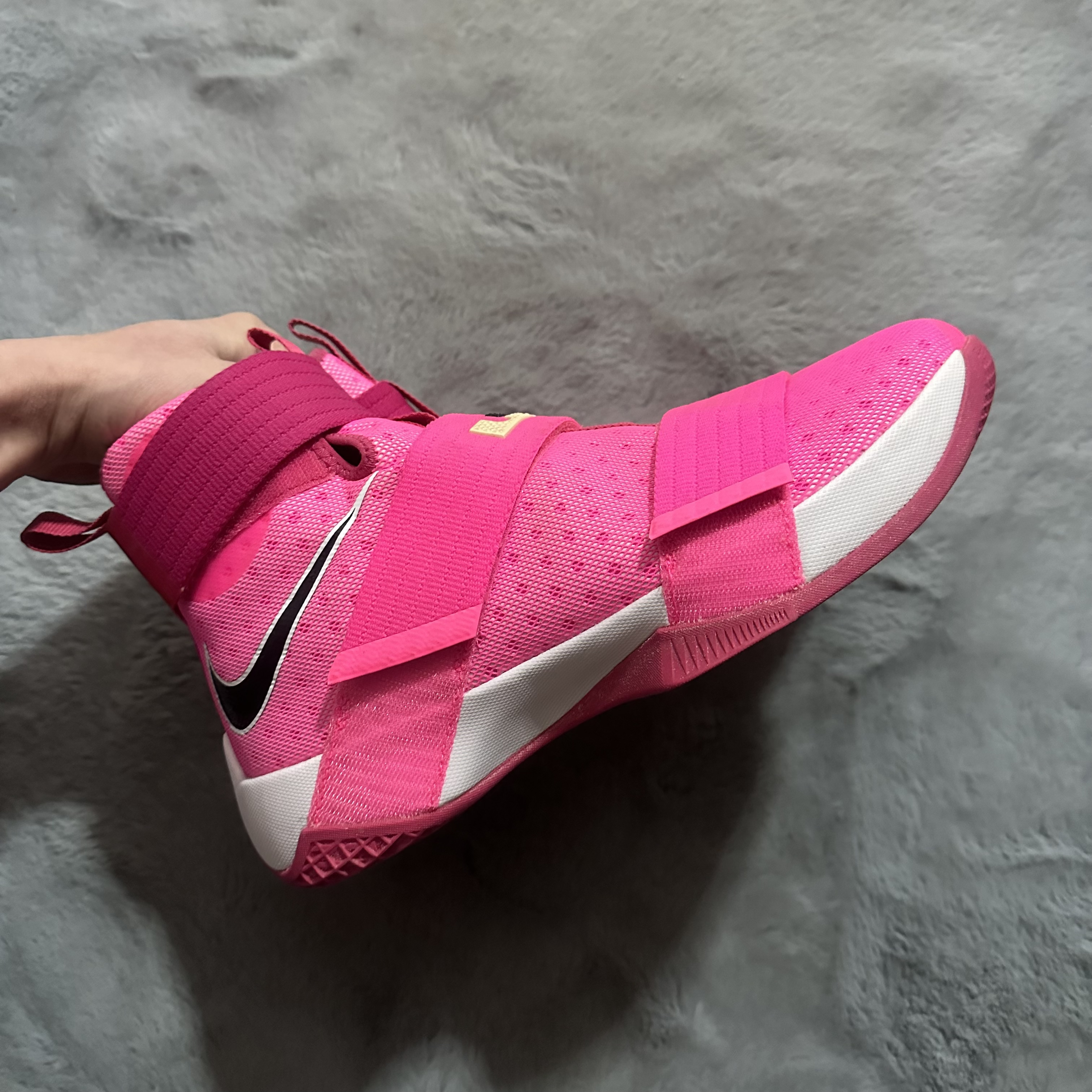 44码 Nike 士兵10乳腺癌 99新 鞋底磨损小 鞋面新 中古篮球鞋