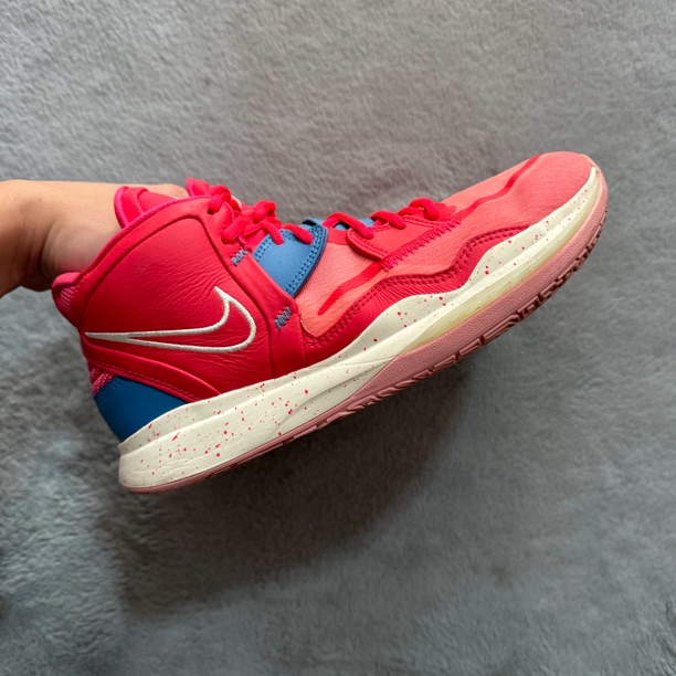 42.5码 Nike 欧文8情人节 95新 鞋底磨损小 鞋面很新 中古篮球鞋