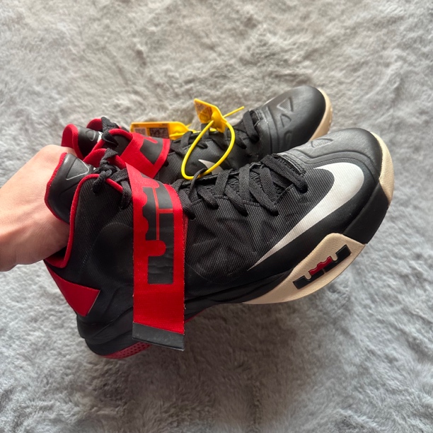 42.5码 Nike 士兵6黑红 90新 鞋底磨损小 鞋面新 气垫 中古篮球鞋