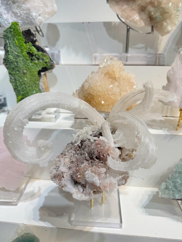 贵州羊角石膏带细闪