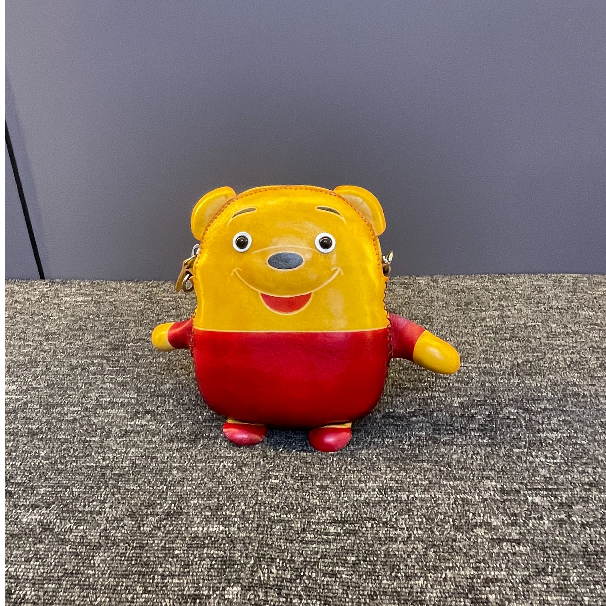 2025春夏新款头层牛皮时尚潮牌小众维尼熊手机包手工手绘新款挎包