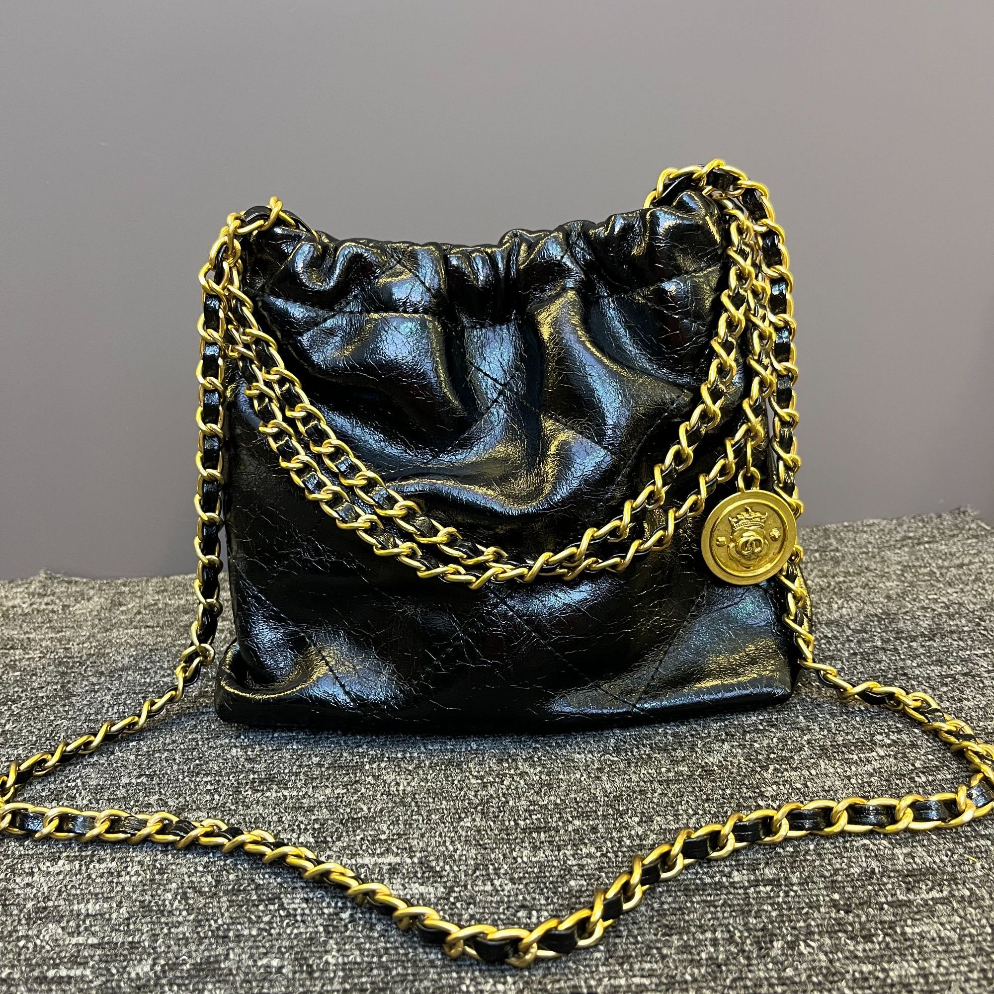 火不火头层牛皮小众时尚潮牌水桶包菱形格链条斜百搭腋下流浪包