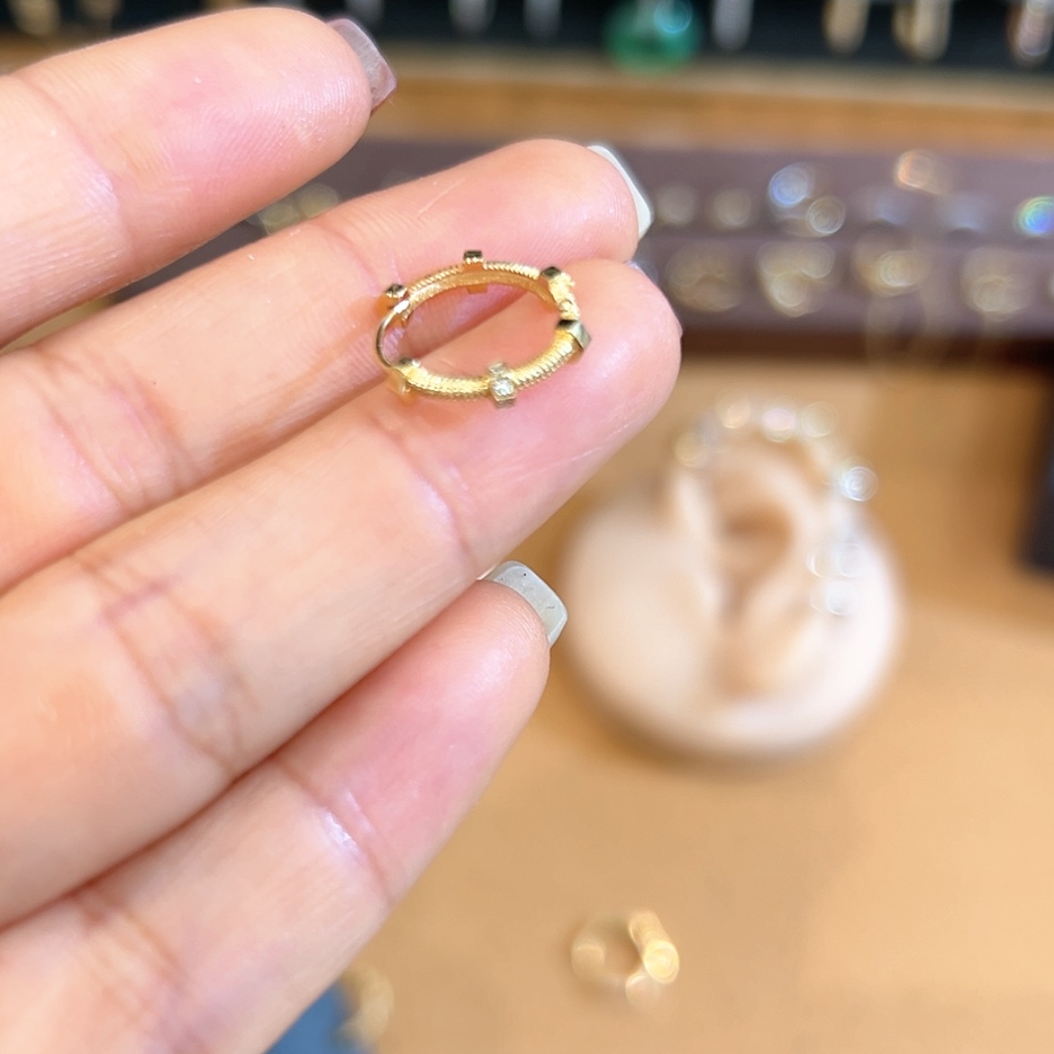 【闪购商品】钻石耳饰18K金镶嵌
