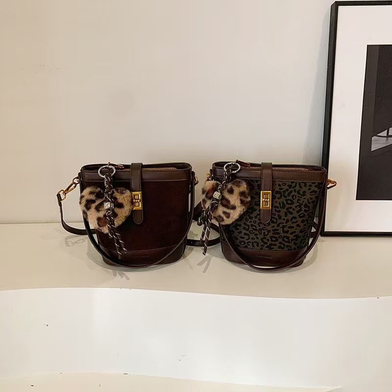 【杨小姐甄选】2025新款水桶包时尚百搭洋气单肩斜挎包包轻奢复古