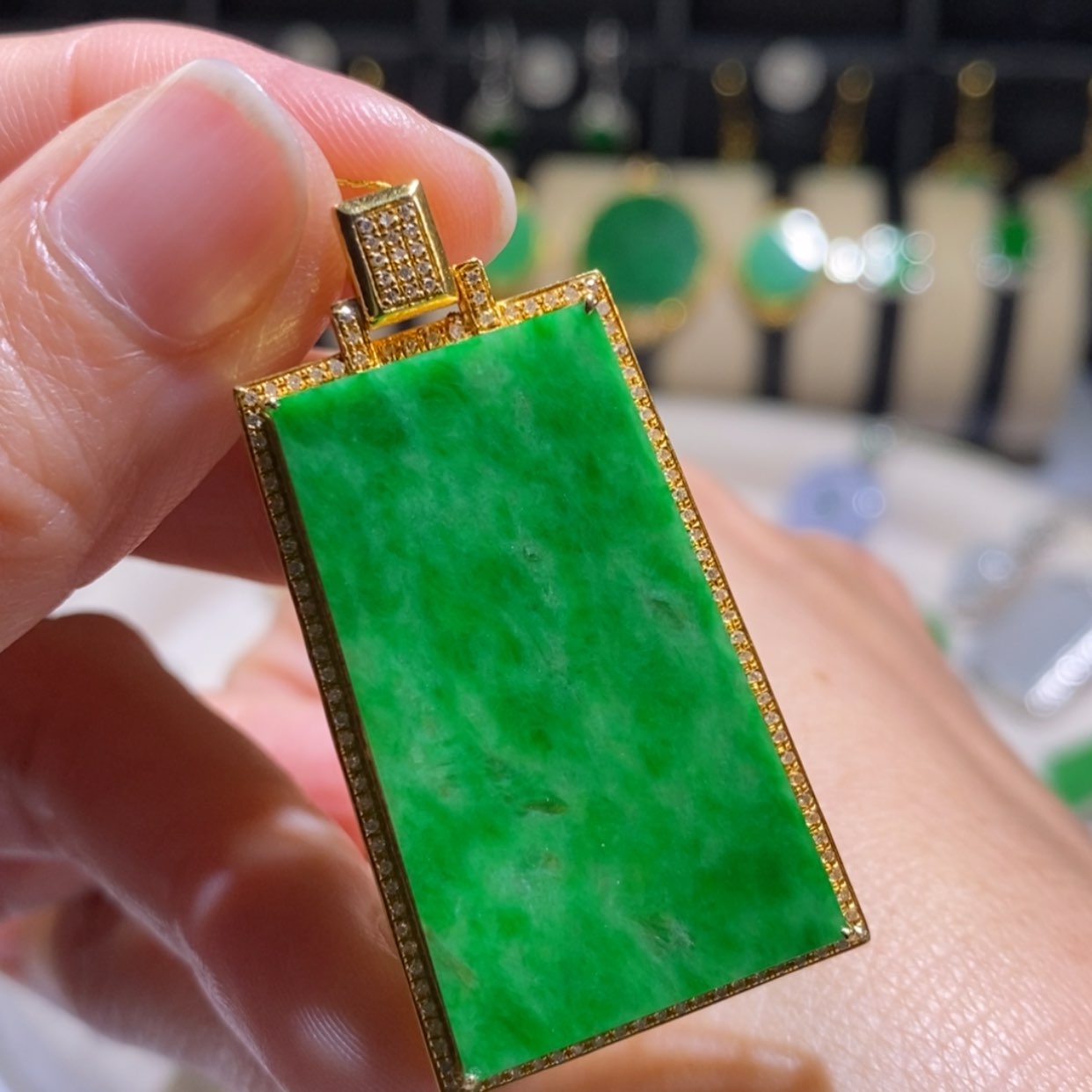 【闪购商品】翡翠颈饰18K金镶嵌骄**火