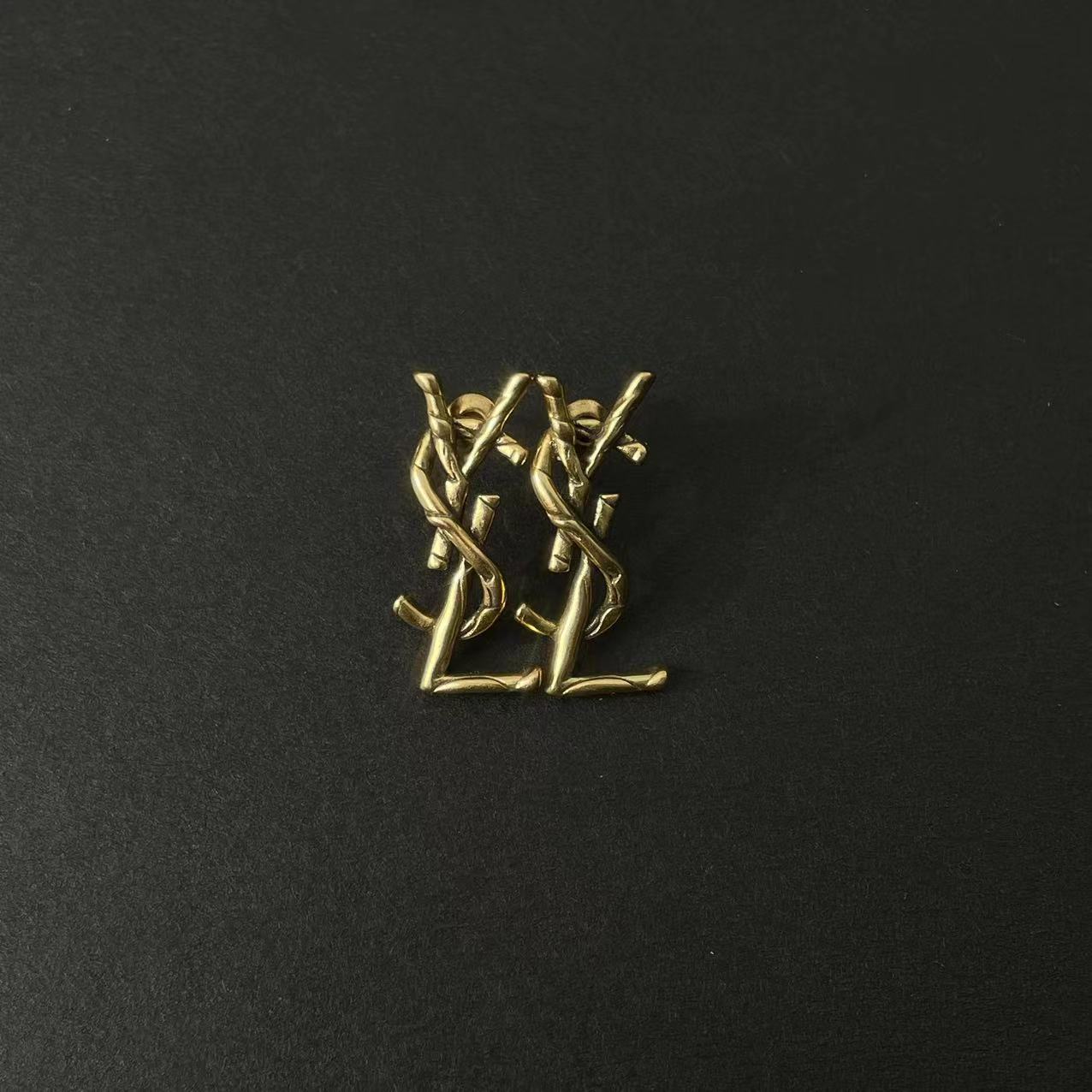 未使用  全新未使用/竹节 耳钉/公价3500/E13