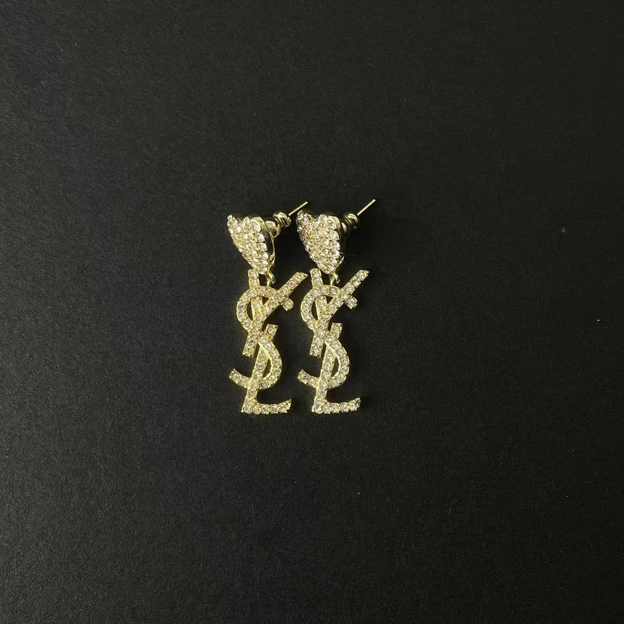 未使用  全新未使用/桃心耳钉/公价3400/E03