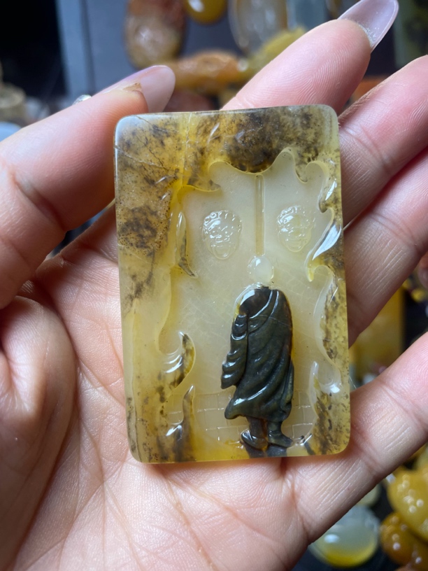 黄龙玉佛在心中吊坠