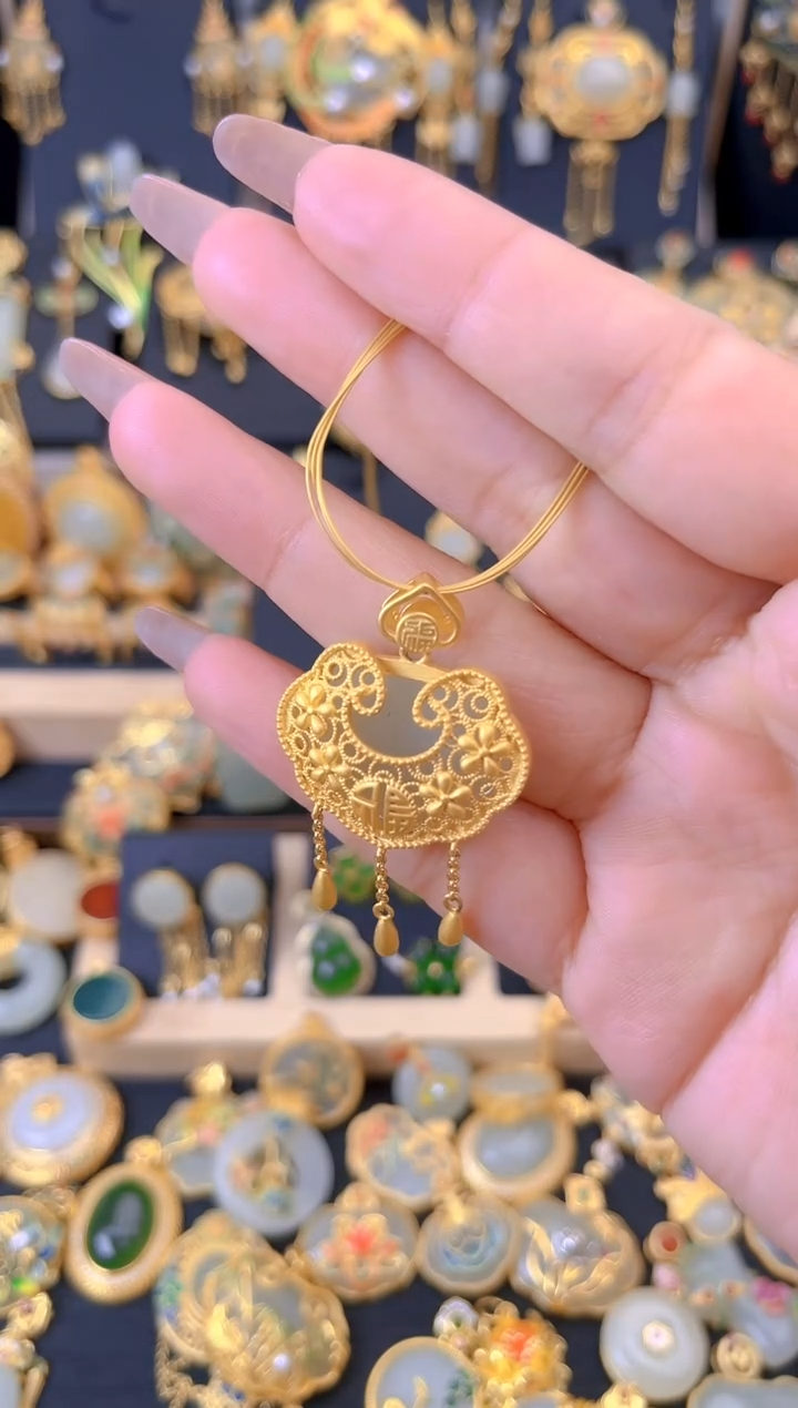 【闪购商品】和田玉吊坠银S925镀金镶嵌花丝镂空如意流苏锁吊坠