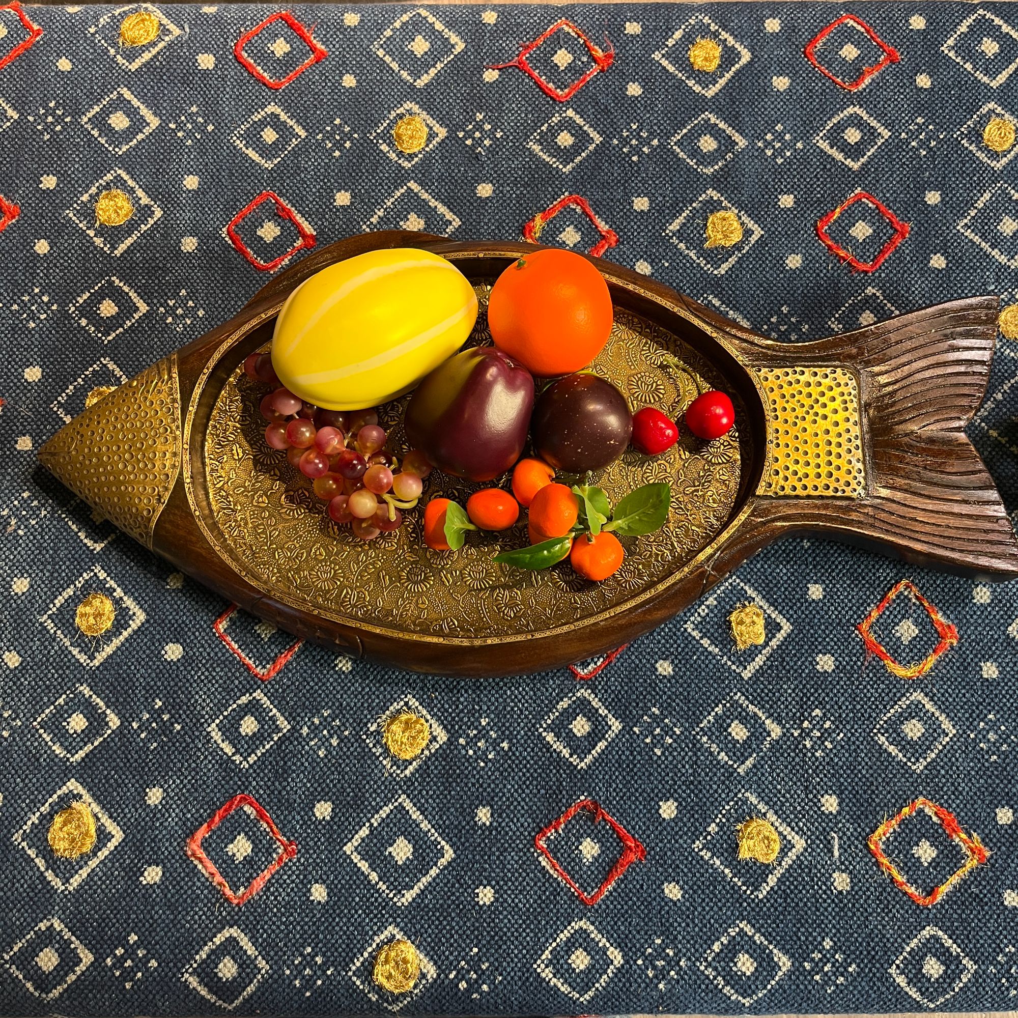 印舍-印度原丹芒果实木雕刻包铜鱼形大果盘