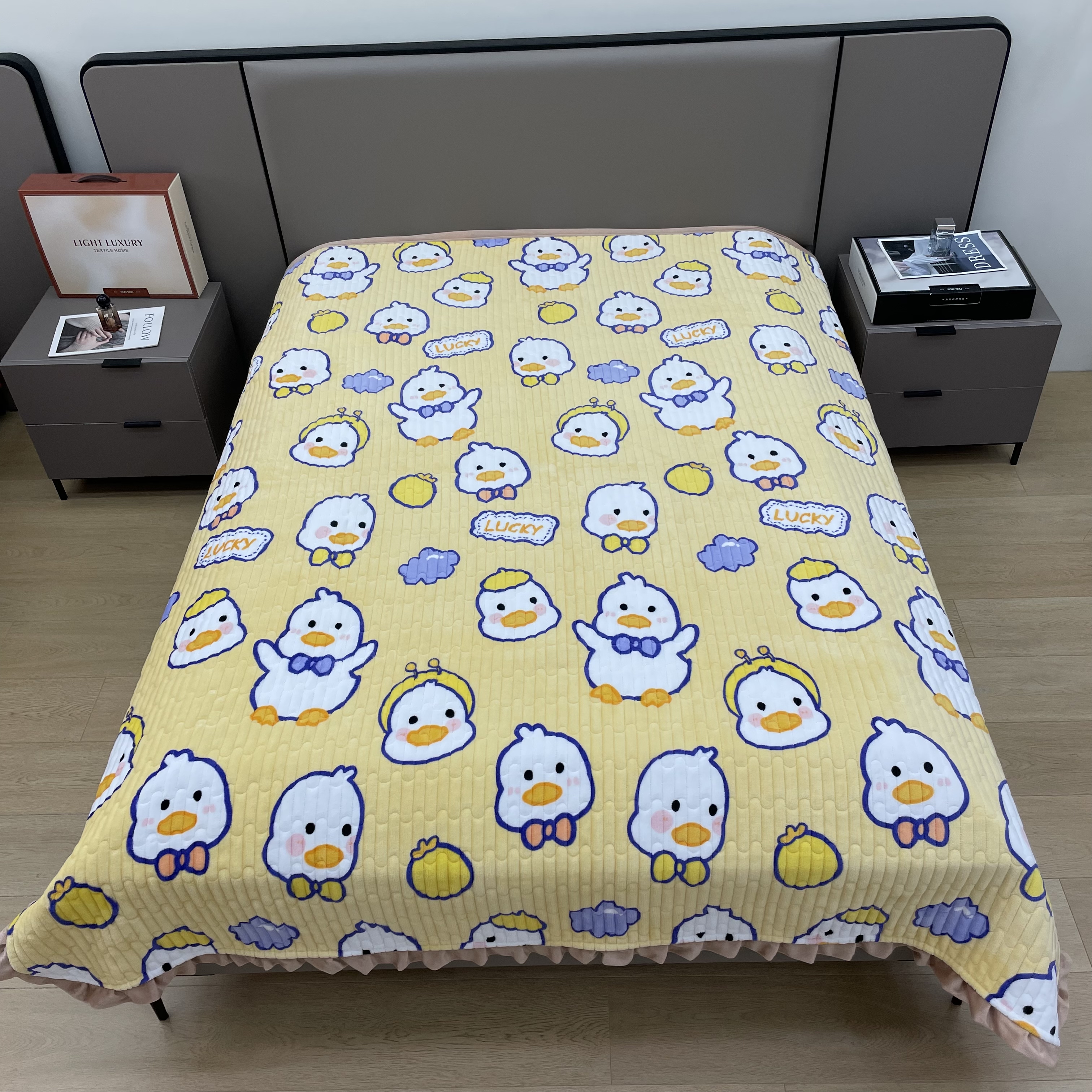 花边牛奶绒床盖三层夹棉绗缝加厚保暖多功能床盖防滑大床