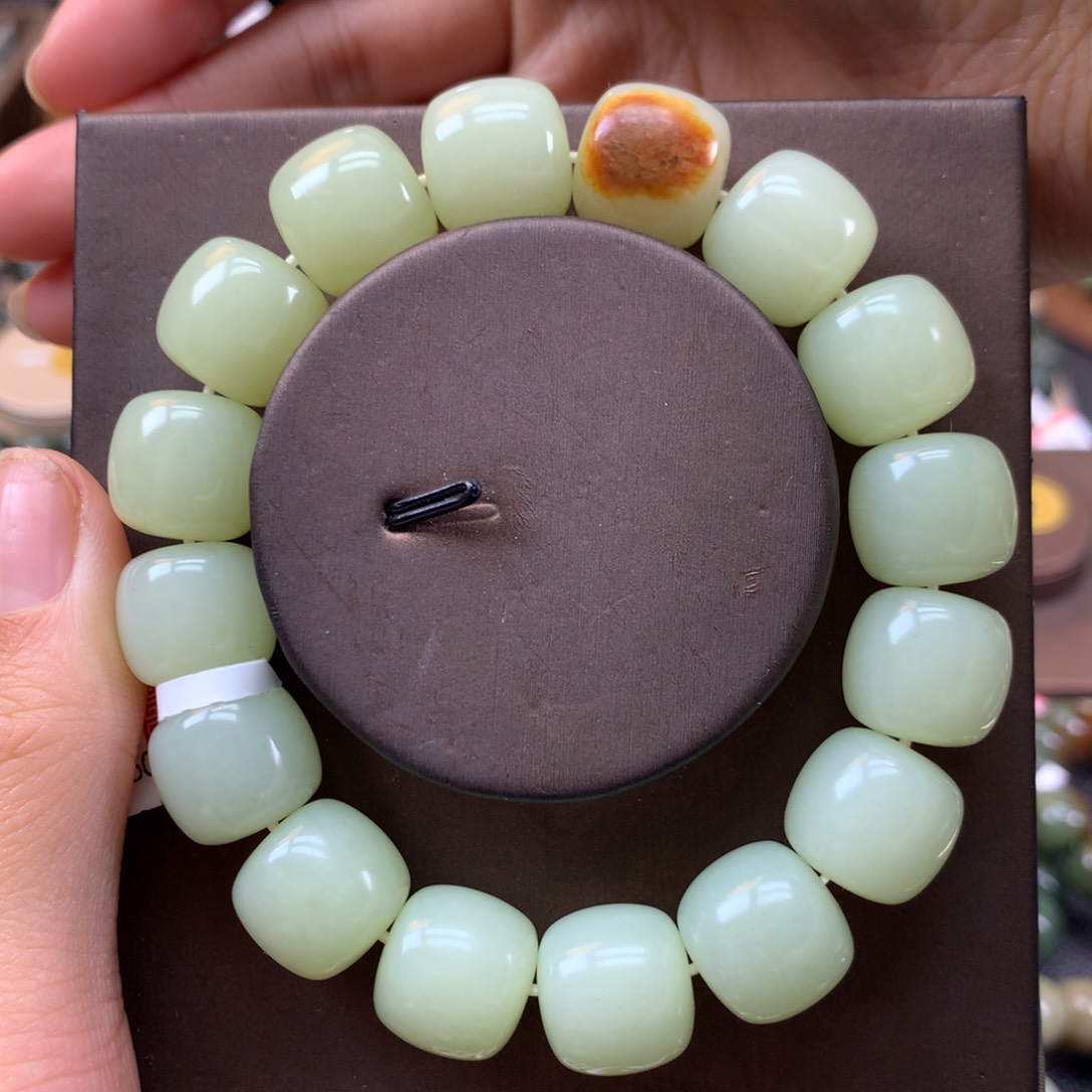 高端精品浅色带皮纯籽和田玉手串