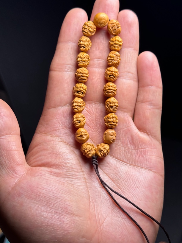 十八罗汉头，桃核雕刻，超小尺寸：10/9