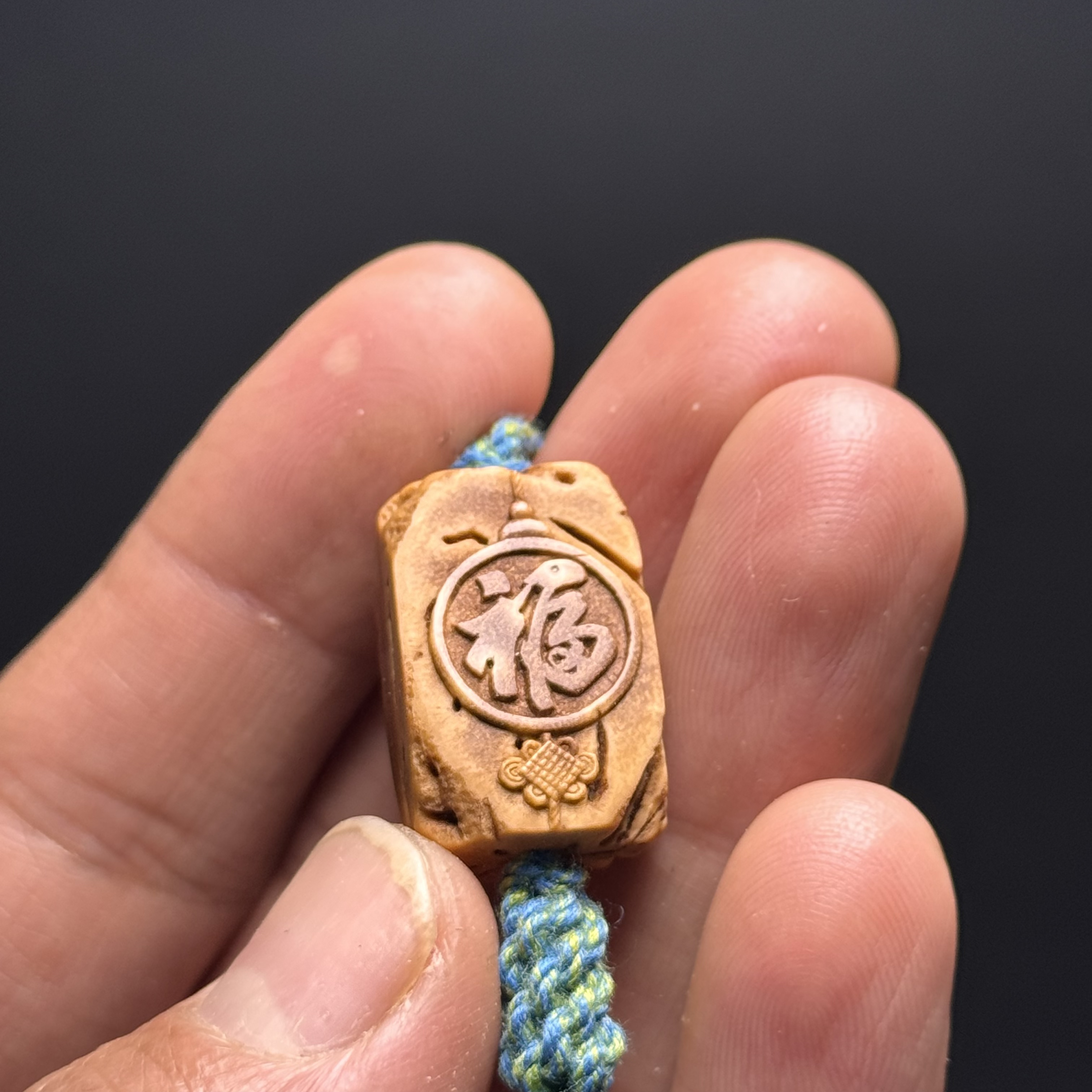 福 文字牌，桃核雕刻，纯手工制作，单籽吊坠背云