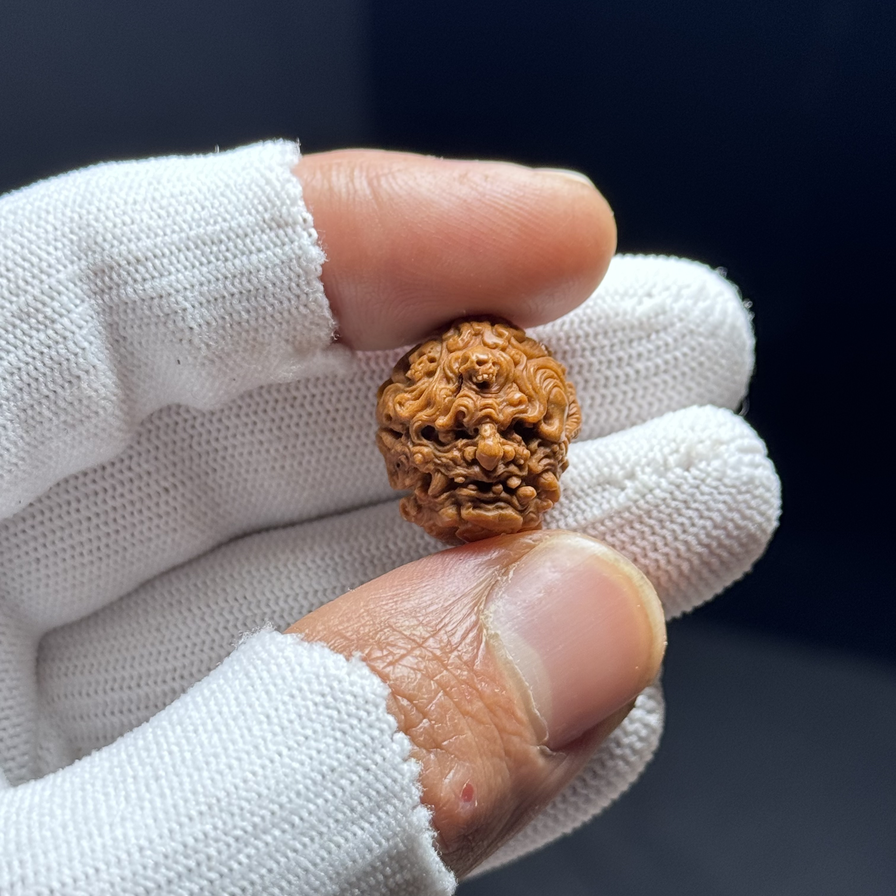 应化骷髅头，桃核雕刻圆雕满工，李义本工，尺寸：17.5/20，天地孔