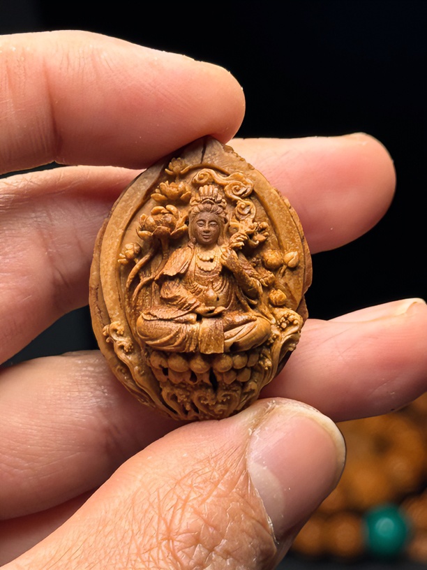 观世音菩萨，桃核雕刻，纯手工制作