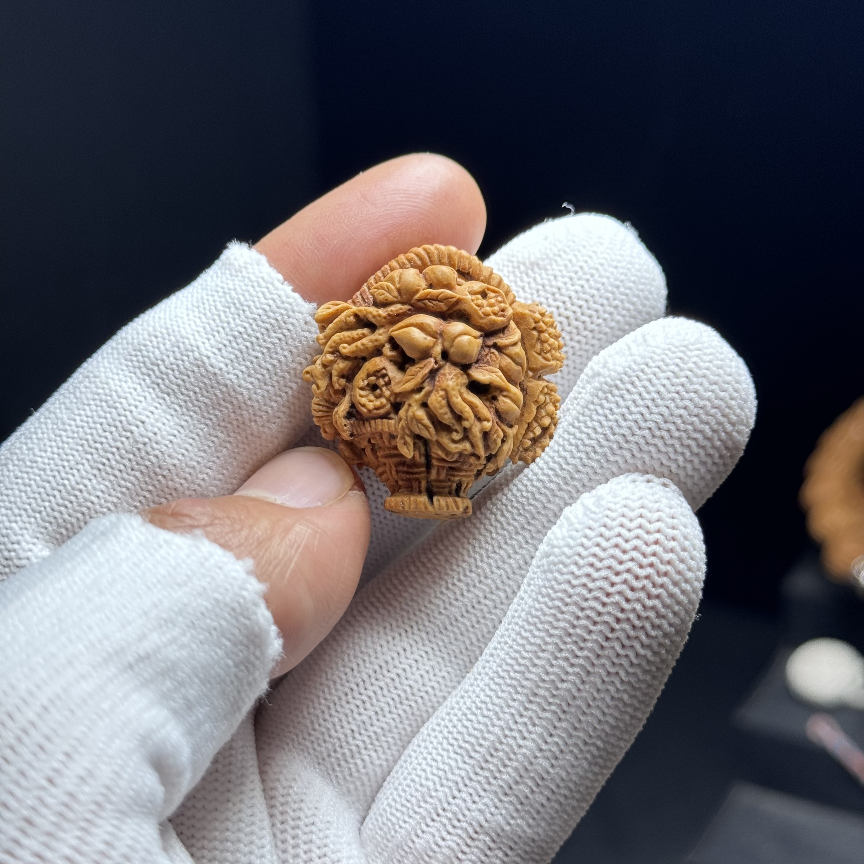 果篮，桃核雕刻圆雕满工