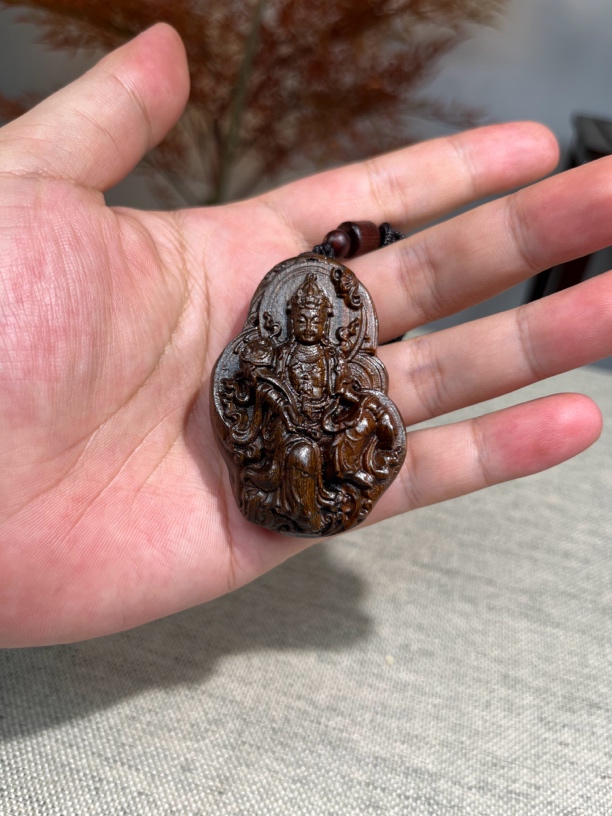 新款-观自在吊坠,印尼红土料手把件原木原雕