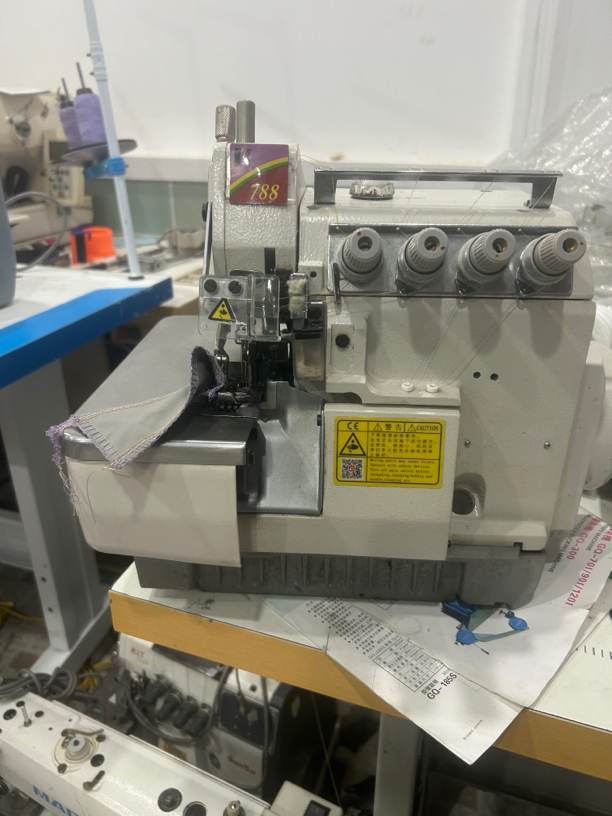 永工四线原装锁边机机器成色很好线路平整薄厚都能用电动缝纫机