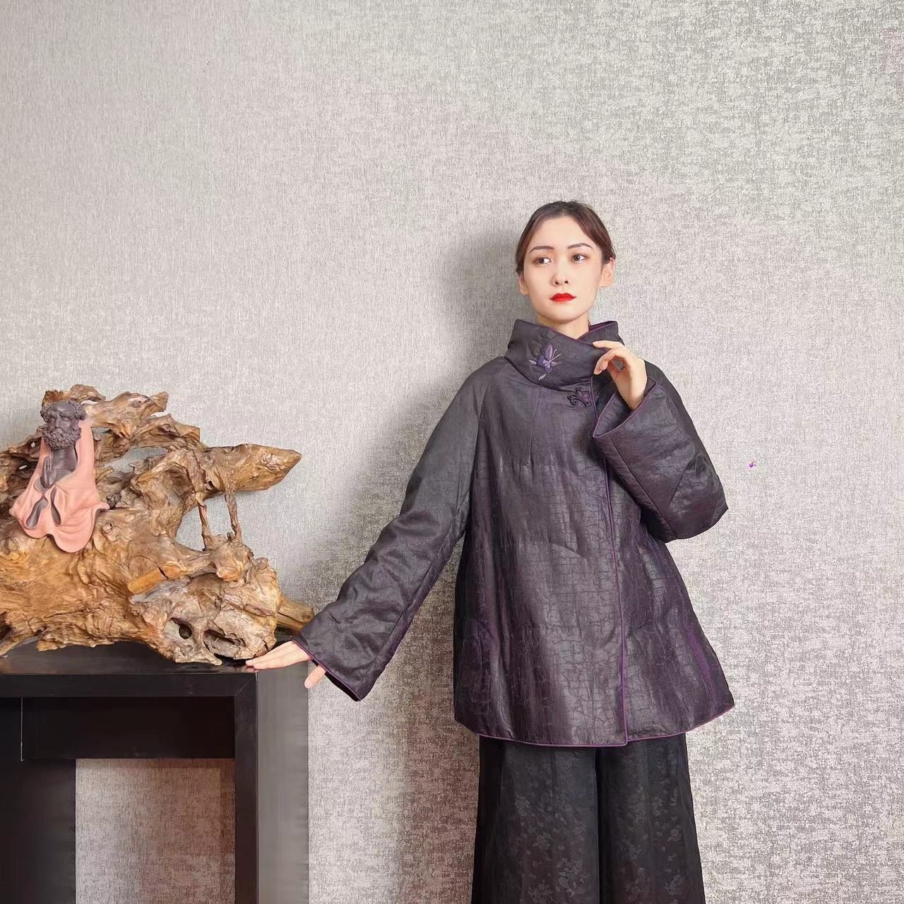 {典韵}香云打籽绣龟裂偏襟鹅绒服0103207