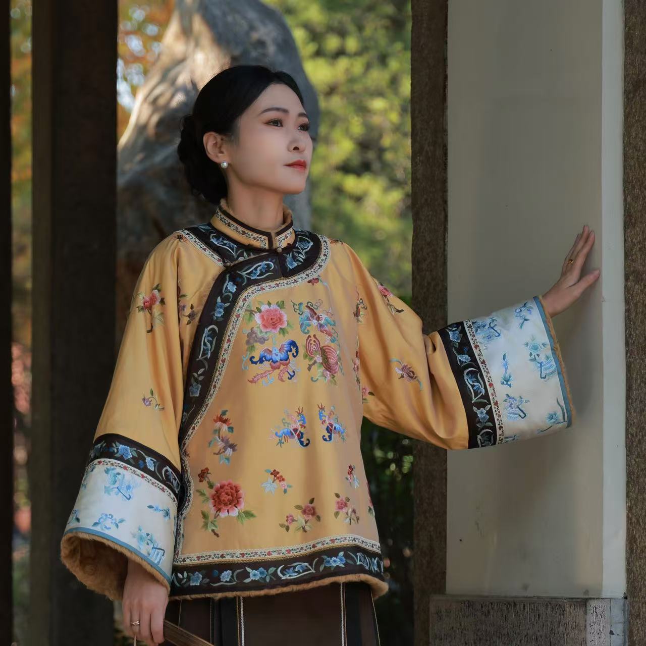 蘇夢【满园春】月黄色手绣满绣圆领斜襟毛里上衣0105236