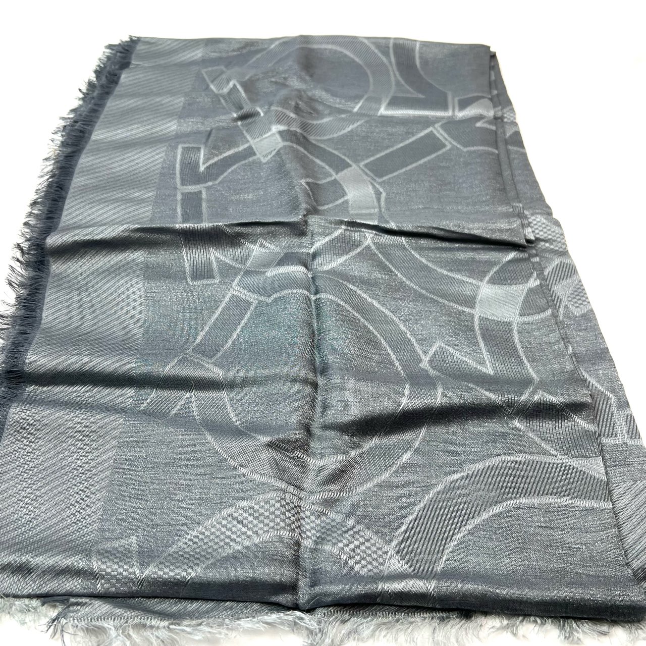 99新 FERRAGAMO/菲拉格慕 灰色丝巾 E256