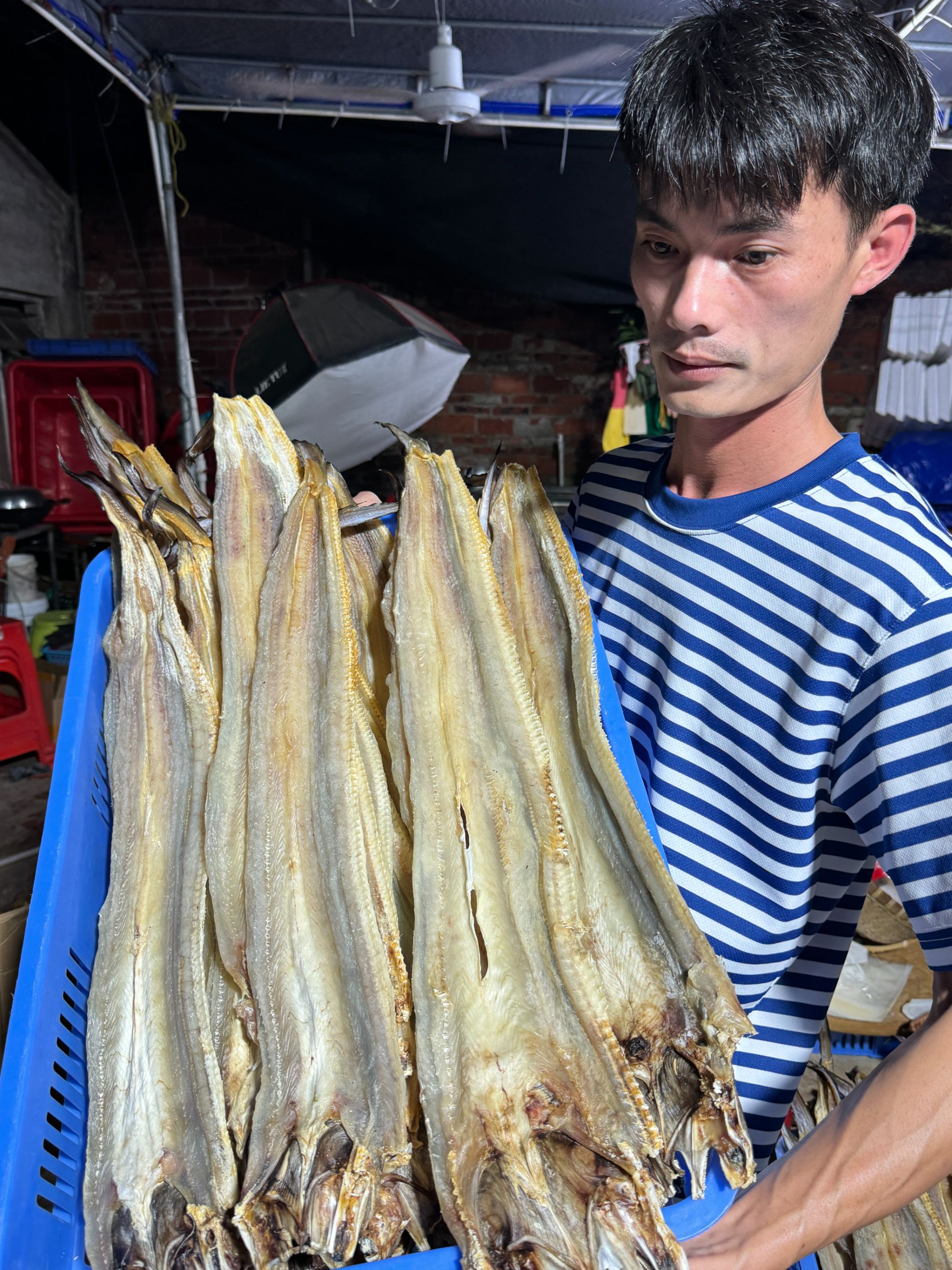 外罗二嫂自晒淡盐鳗鱼干