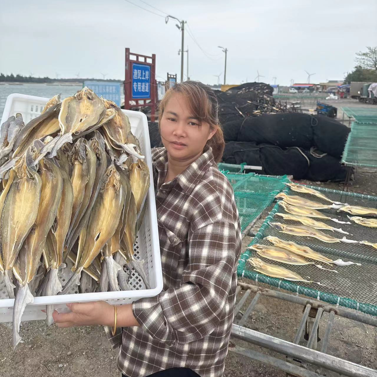 外罗二嫂自晒小鲨鱼干（表面有盐霜正常）