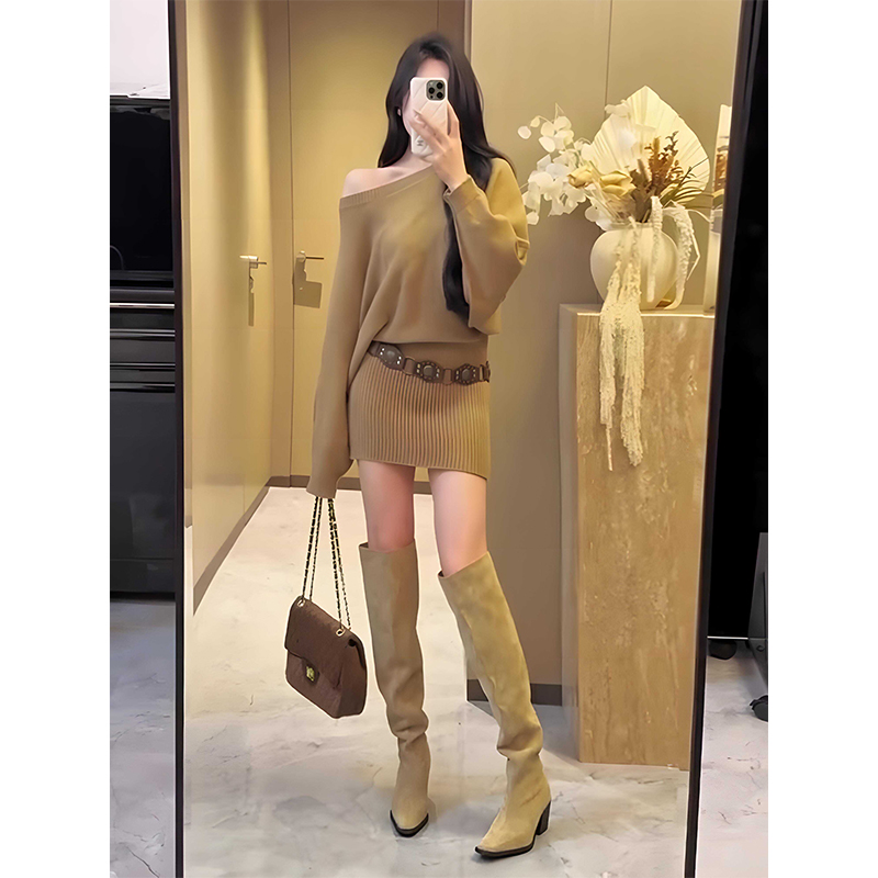 卡其色斜肩长袖针织连衣裙女秋季时尚毛衣短裙纯欲风收腰包臀裙子