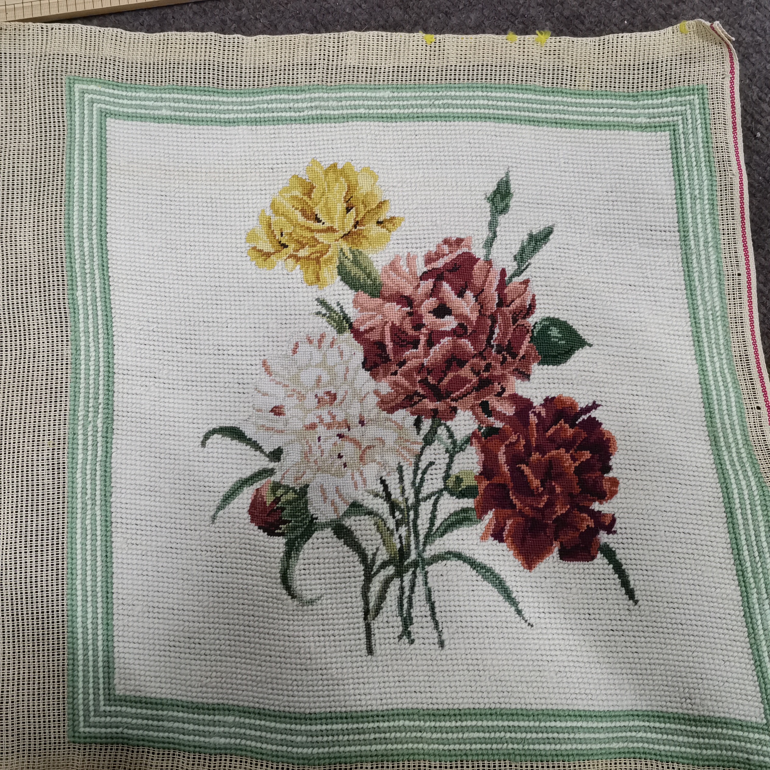 R054绒绣康乃馨花绣片(10+20目)35×35cm
