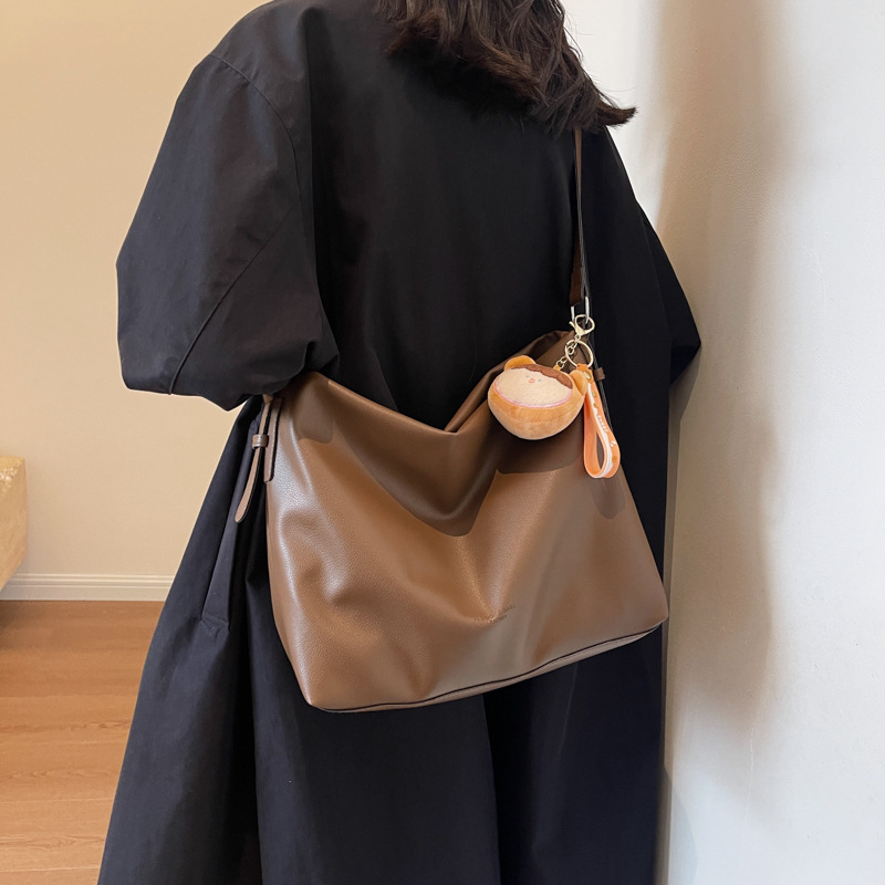 休闲软面小众设计包包2023新款女包流行质感百搭斜挎包单肩水桶包